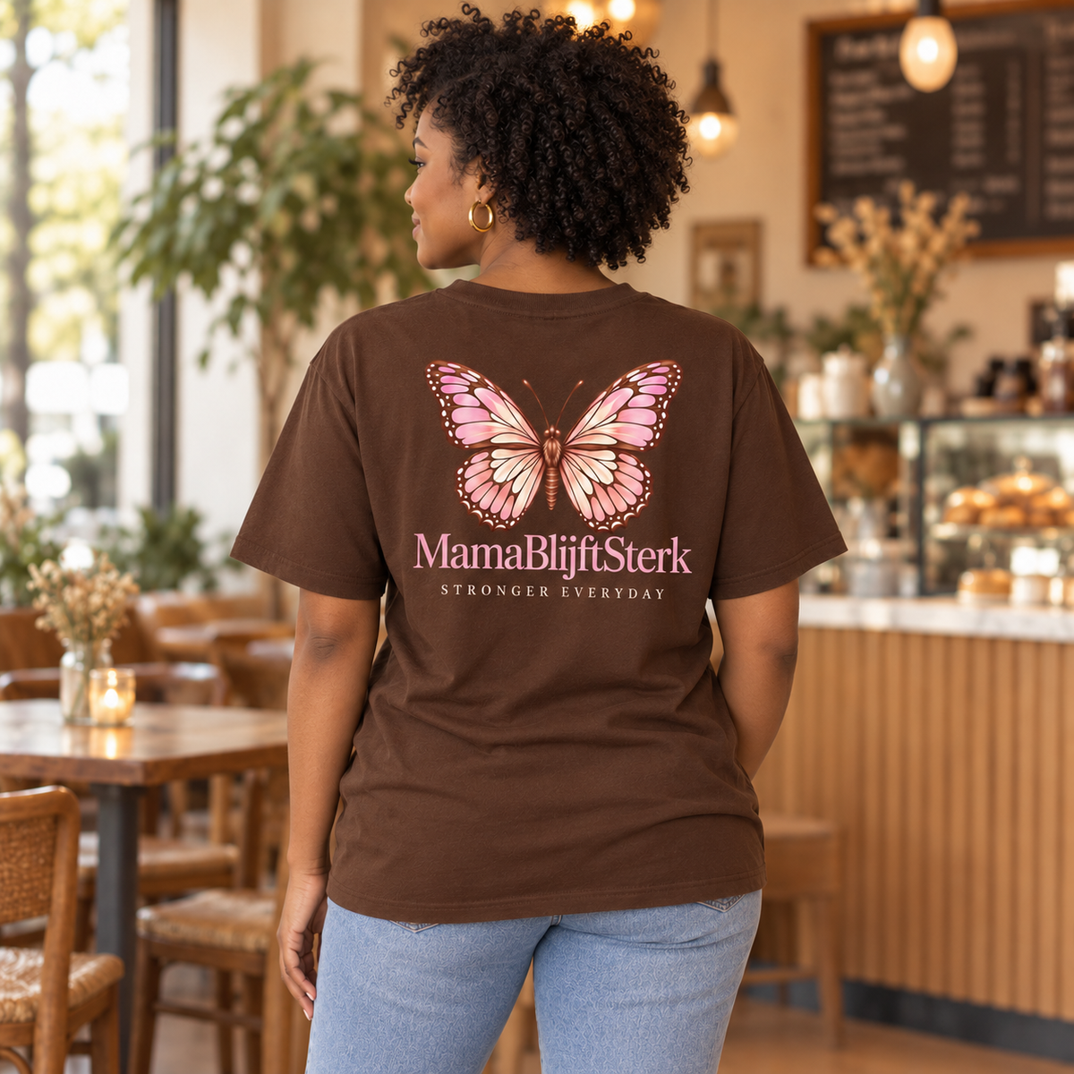 Chocolatebrown BY211 T-shirt met Peach-Cream MamaBlijftSterk vlinderprint gedragen door hetzelfde vrouwelijke model, achterkant