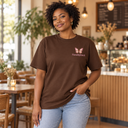 Chocolatebrown BY211 T-shirt met Peach-Cream MamaBlijftSterk vlinderprint gedragen door vrouwelijk model, voorkant