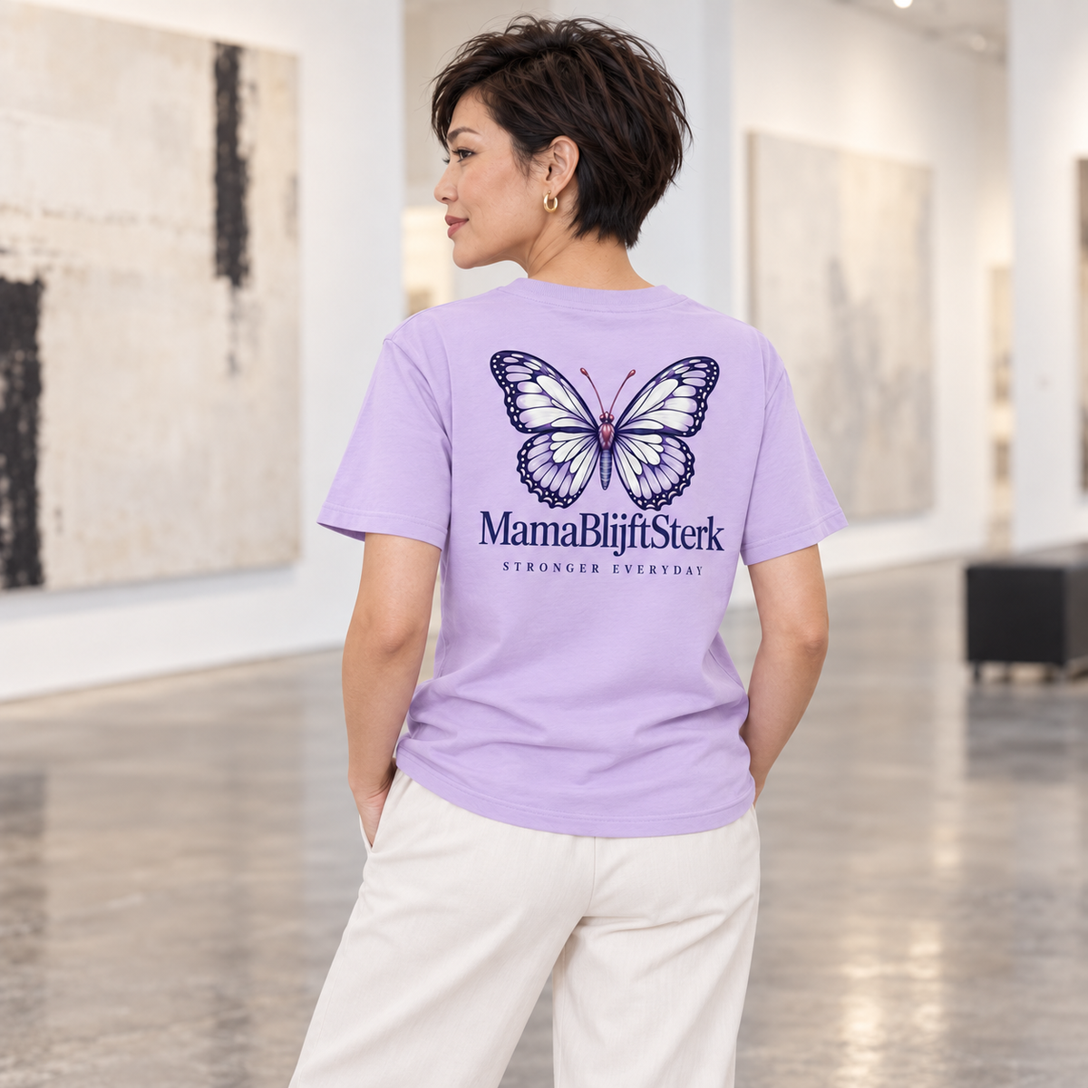 Lilac BY211 T-shirt met Violet-Pearl MamaBlijftSterk vlinderprint gedragen door hetzelfde vrouwelijke model, achterkant