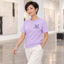 Lilac BY211 T-shirt met Violet-Pearl MamaBlijftSterk vlinderprint gedragen door vrouwelijk model, voorkant