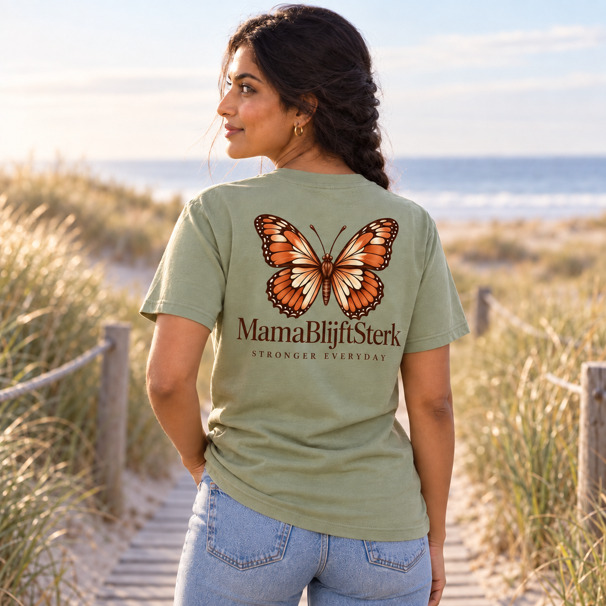 Paleolive BY211 T-shirt met Chocolate-Terracotta MamaBlijftSterk vlinderprint gedragen door hetzelfde vrouwelijke model, achterkant